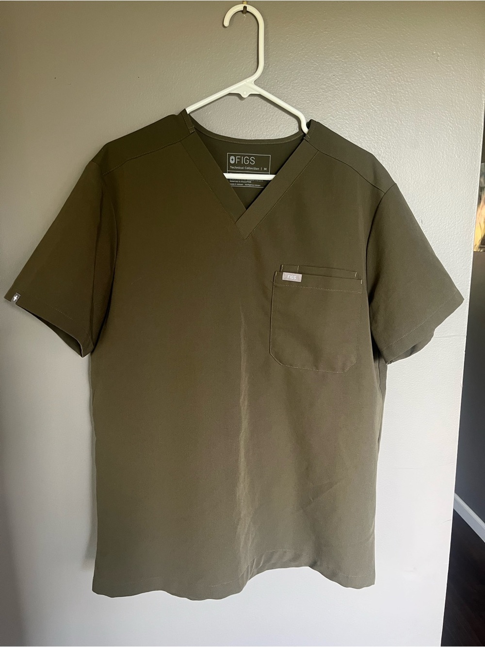 FIGS Men’s Technical Collection V Neck Scrub Top